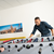 Zwei Männer kickern