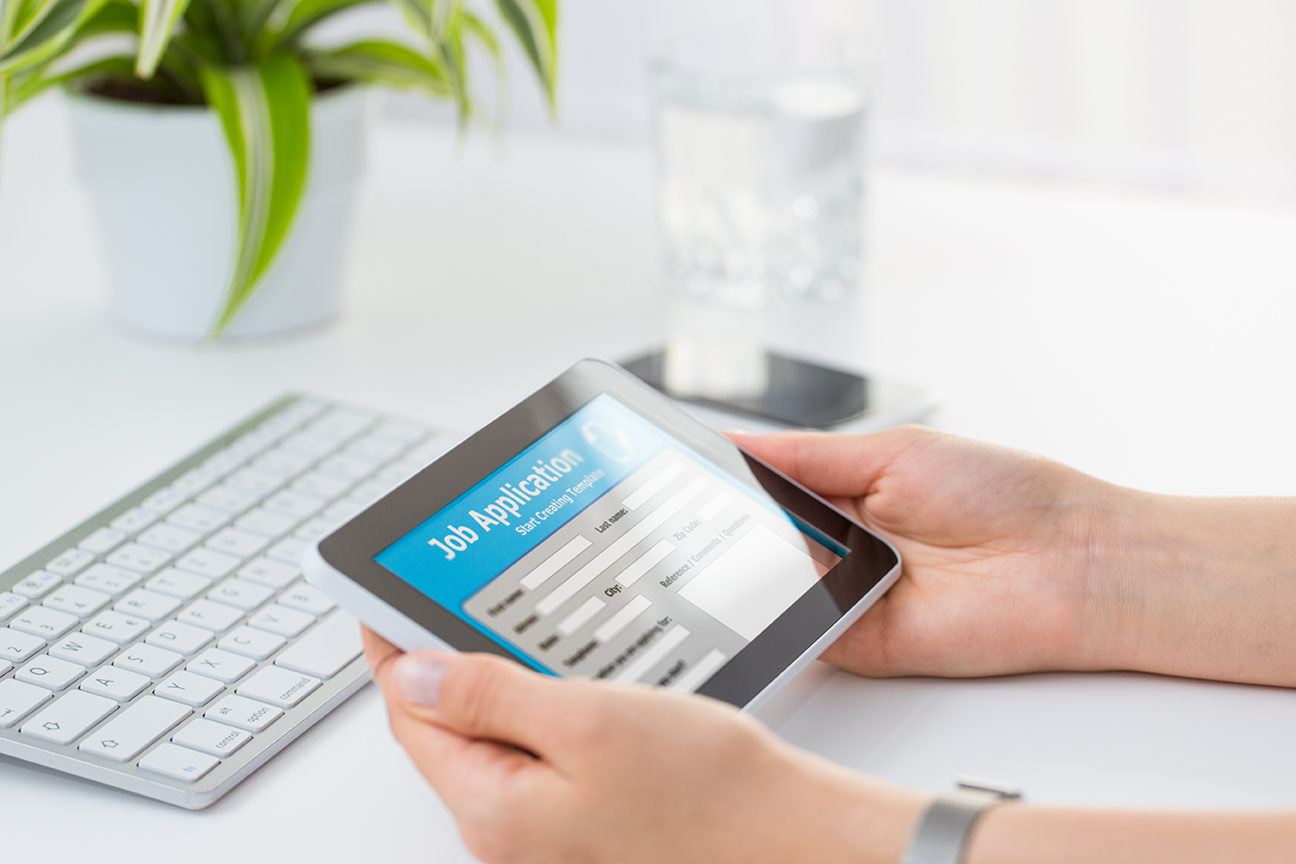 Online-Bewerbung Hand mit Tablet